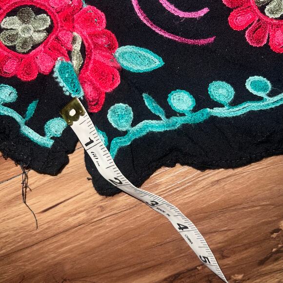 Super Cute Black and Red Floral Print Loose Fitting Shorts Size Small - Picture 6 of 7